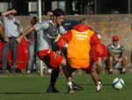 Disputa de bola entre Guiazu e Edu