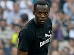 O atleta Usain Bolt deu o pontap inicial na partida entre Real Madrid e La Corua.