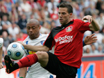 Bayer Leverkusen 2x1 Bochum - Gonzalo Castro, do Bayer Leverkusen, tenta dominar a bola de Joel Epalle, do Bochum