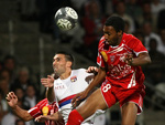 Lyon 3x1 Nancy - Anthony Reveillere, do Lyon, tenta conter a marcao de Jordan Loties, do Nancy