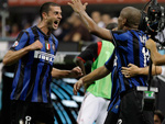 Milan 0x4 Internazionale - O brasileiro Maicon comemora com os companheiros de equipe aps marcar um dos gols da goleada sobre o Milan