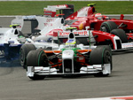 O italiano Giancarlo Fisichella, da Force India, o alemo Nick Heidfeld, da BMW Sauber, e o italiano Jarno Trulli, da Toyota, e o finlands Kimi Raikkonen, da Ferrari, embolados na primeira volta da prova