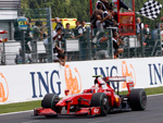 O finlands Kimi Raikkonen cruza a linha de chegada no circuito de Spa-Francorchamps
