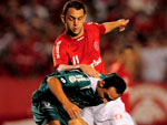 O volante Magro parou o ataque do Gois, que pouco tocou na bola no primeiro tempo de partida