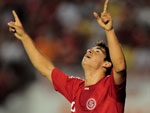 Aos seis minutos do segundo tempo, Giuliano marcou de cabea e ampliou a vantagem do Inter