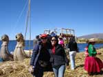 &quot;As Ilhas flotantes de Uros se encontram no Lago Titicaca a 3800ms acima do nvel do mar. Inacreditvel&quot;