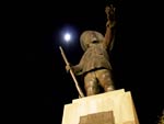 Estatua de Antnio Correia Pinto de Macedo, fundador de Lages, iluminado pela lua