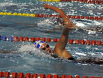 Nadadora respirando durante a prova