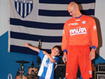 Eduardo Martini, ao lado do filho, mostrou o seu novo uniforme