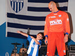 Eduardo Martini, ao lado do filho, mostrou o seu novo uniforme
