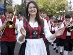 Desfile na Rua XV de Novembro contou com a participao de 85 grupos e durou mais de duas horas