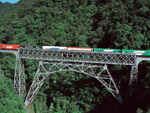 A Estrada de Ferro que corta a Serra do Mar  considerada uma das maiores engenharias j construda pelas mos do homem. Com cerca de 120 anos,  uma das poucas exploradas turisticamente no pas