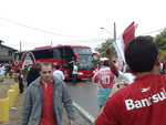 Torcida do Inter faz a festa com a chegada do nibus do time ao estdio avaiano