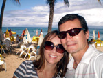 Josiane Vicenzi Medeiros e Mauro E. Medeiros Jr., de Blumenau, na Praia de Itapu� (Salvador) - agosto de 2009