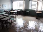 A Escola Municipal Euclides Pinto Ribas teve salas inundadas e vidros quebrados