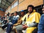 No Ginsio Municipal de Esportes de Itaara, a fila para retirada de lona