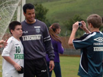 Wilson posa para foto com f no campo