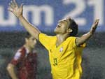 O atacante Nilmar deu um show, marcando trs dos quatro gols brasileiros na partida