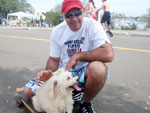 Esportes radicais. Quero compartilhar com vocs um momento nico, minha Belinha (foi retirada das ruas) e seu pai Marcos Colombo em um dia de sol no Gasmetro fazendo o que mais gostam, andar de skate
