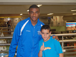 Muriqui e o pequeno Natan, que roubou a cena na apresentao do novo uniforme do Figueirense