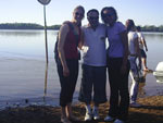 Daiane Sandi, Juliano Ferreira e Viviane Franco. Em So Borja, novembro de 2008, na beira do Rio Uruguai que, apesar de estar baixando, ainda estava muito acima do nvel normal, aps muita chuva. Percebe-se atravs das placas de sinalizao que esto dentro da gua