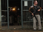 Dois assaltantes foram mortos na tarde de quinta-feira (17/09) durante uma troca de tiros com policiais militares, em Caxias do Sul. A dupla havia invadido a Forte Ferro Comrcio de Metais, localizada no bairro Santa Catarina.