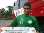 Volante Breno com poster incentivando o time da Chapecoense