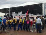 Funcionrios dos Correios que esto em greve chegaram ao local da cerimnia de inaugurao da Rodovia do Parque com faixas e bandeiras