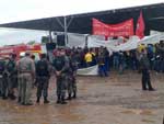 Policiais do Batalho de Operaes Especiais e do Peloto de Operaes Especiais de Sapucaia do Sul acompanharam os manifestantes dos Correios
