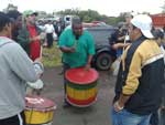 Instrumentistas da escola de samba Imprio do Sol receberam o presidente em Sapucaia do Sul