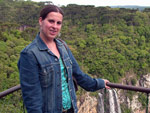 Veridiana Klug Nunes na cachoeira do Caracol, em Canela