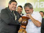 Lula ganhou uma cuia de chimarro do prefeito de Sapucaia do Sul, Vilmar Ballin