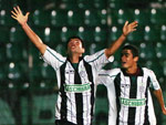 Schwenck comemora com Egdio o primeiro gol do Figueirense