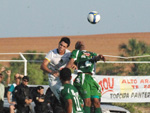 Lus Andr sobe com zagueiro do Araguaia