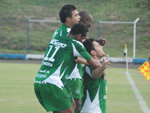 Jogadores comemoram o gol de Giancarlo, o primeiro da partida