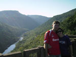 Foto no Viaduto localizado em Vespasiano Correia, RS. Aparecem na foto, Guido e Marlise