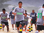 Egdio se esfora no treino na Praia Mole