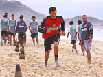 Goleiro Wilson com camisa vermelha no treino