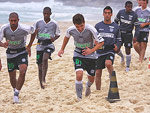 Jogadores trabalham a parte fsica na praia