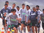 Lucas puxa a fila no treino na praia