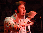 Fabiano Festrin no palco como Elvis Festrin