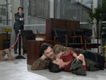 Matheus Walter, com a arma, Rafael Tombine e Alice Simoes Pires