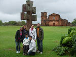 Renata, Aurea, Renato e Pedro Henrique e Junior numa visita a Runas de So miguel