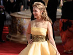 O tomara-que-caia amarelo claro, que tambm foi escolha de Jennifer Love Hewit, ganhou saia mais vaporosa na verso de Melora Hardin