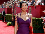 Quem diria que um modelito roxo com o adorno de rosas vermelhas ficaria to simples e belo como o vestido de Badgley Mischka usado pela atriz Padma Laksmi 
