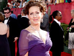 Joely Fischer foi uma das celebrities que apostou no roxo, praticamente um &quot;novo preto&quot; no Emmy
