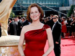 Sigourney Weaver foi uma das damas de vermelho da festa com modelo em cetim David Meister