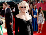Glenn Close apostou no modelo preto de Zac Posen, com discreta cauda. E foi uma das poucas a usar culos escuros