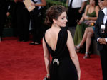 O pretinho de Tina Fey tinha como destaque o decote e o belo enfeite nas costas
