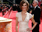 Assim como Sandra Oh, Perrey Reeves tambm investiu em um brilho discreto, apropriado para uma festa  luz do dia. O vestido  Naeem Khan